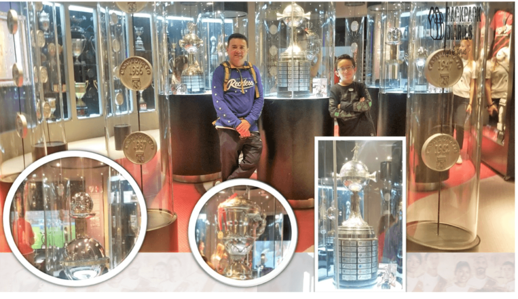 Mi hijo y yo en la sala de trofeos del River Plate