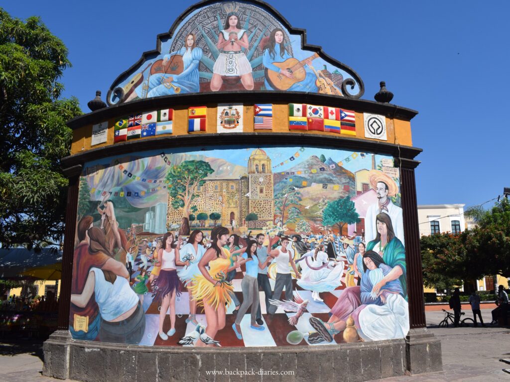 Mural pueblo mágico en la plaza principal de Tequila Jalisco